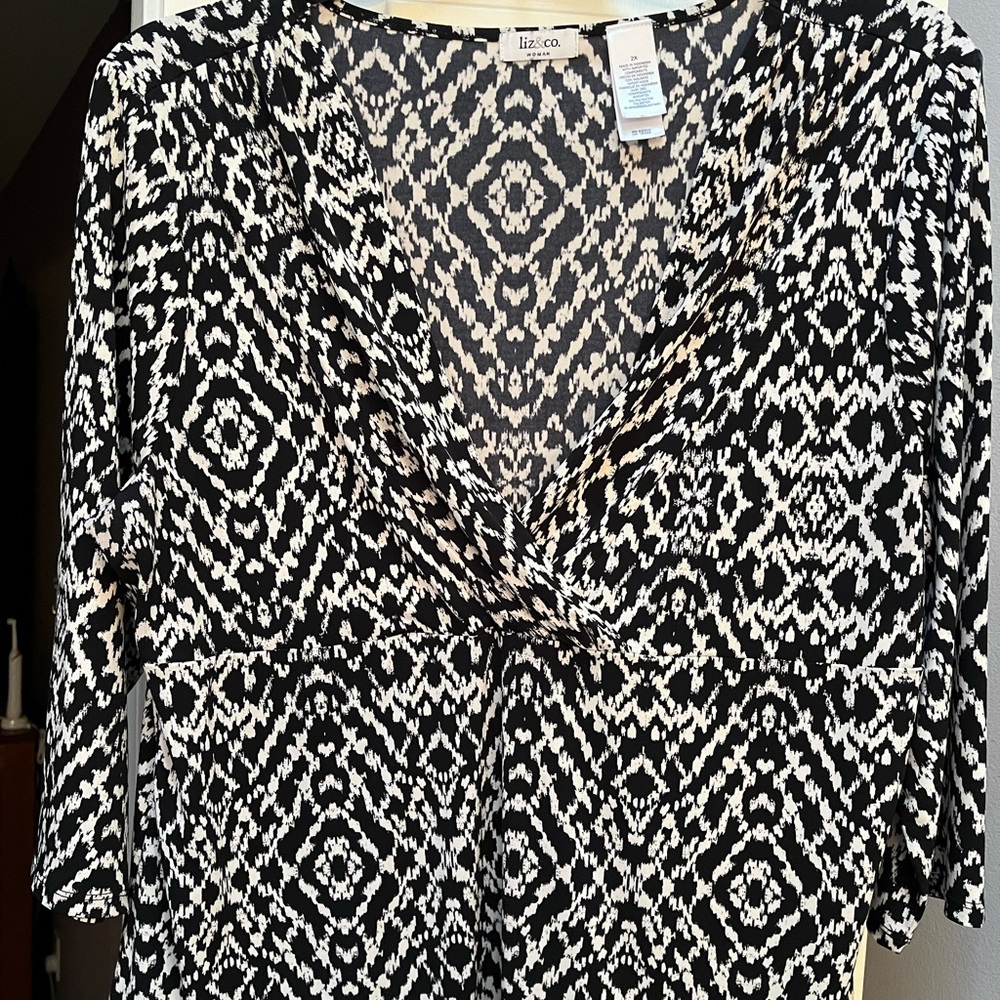 Liz & co black and white blouse